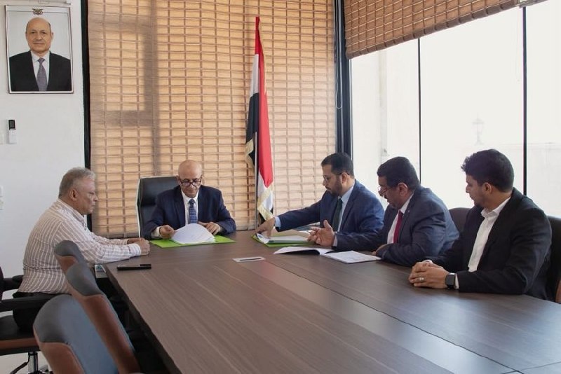 الوزير الشرجبي يوقع اتفاقية مشروعات المياه في تعز